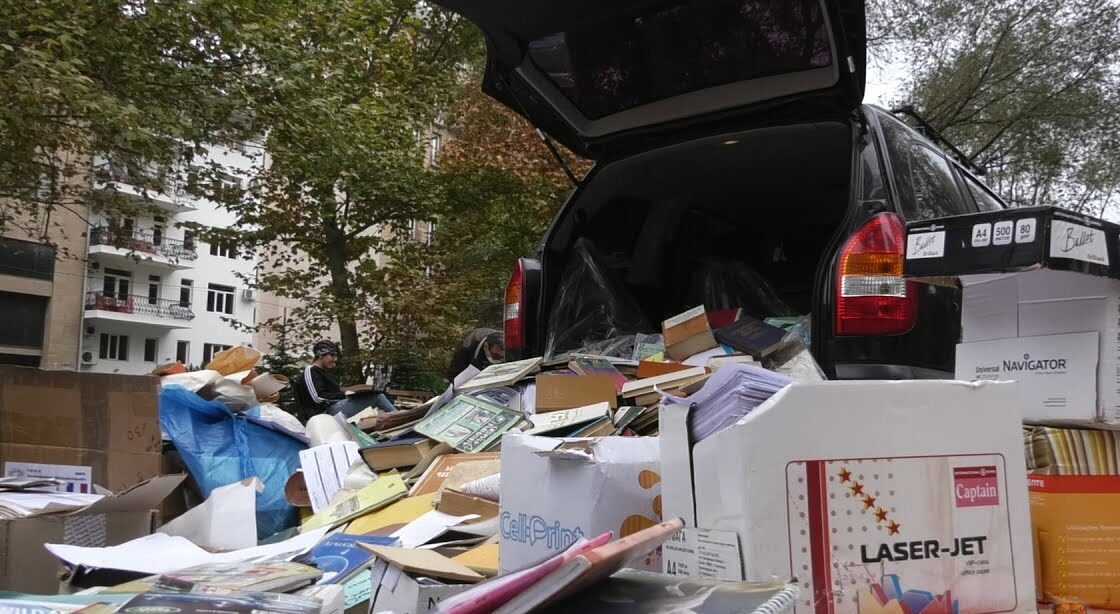 Գրքերի և թղթի թափոնի վաճառք՝ առաջնագծի համար. կամավորների նախաձեռնությունը.