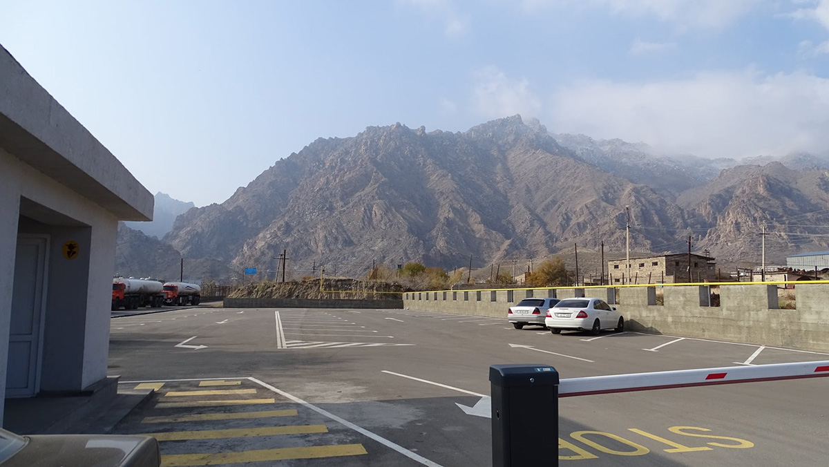 Մեղրիի մաքսակետին կից և Մ-2 միջպետական ճանապարհի հարևանությամբ կառուցվել են ավտոկայանատեղի և գյուղատնտեսական շուկա