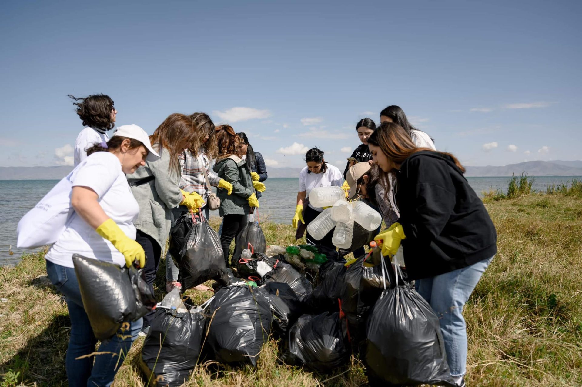 50 տոպրակ աղբ է հեռացվել՝ Սևանա լճի ափերից մեկում