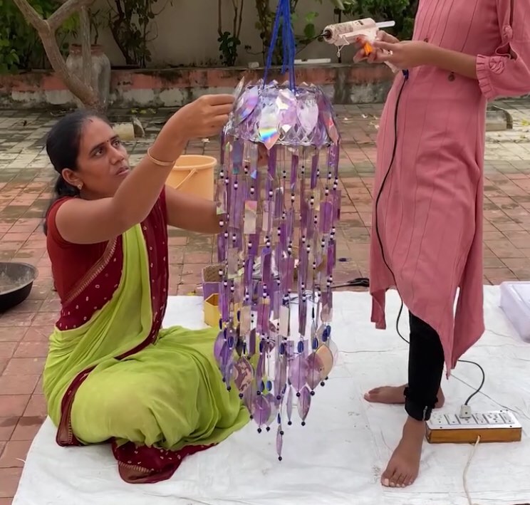 Էկոկյանք․ հնդիկ կինը ձայնասկավառակներից կախովի լուսամփոփ է պատրաստում․ տեսանյութ